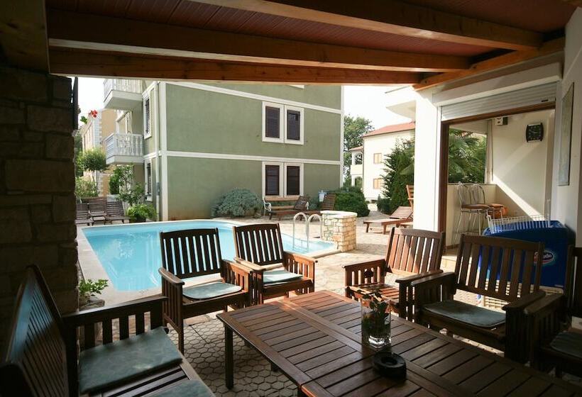 هتل Apartments And Rooms Degra
