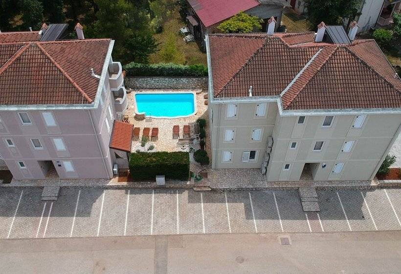 هتل Apartments And Rooms Degra