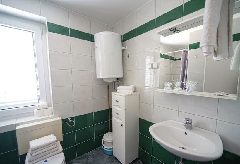 هتل Apartments And Rooms Degra