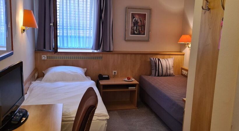 호텔 Garni  Am Ellinger Tor