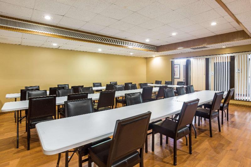 ホテル Clarion Inn & Suites Stroudsburg   Poconos