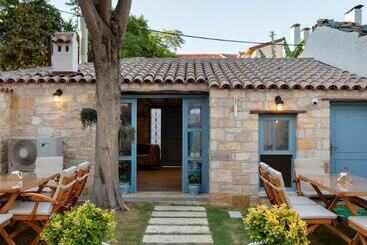 هتل Eflin Haus Historical Place & Monument