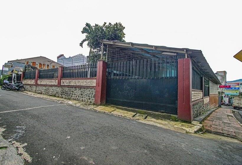 هتل Live Homestay By Oyo Rooms