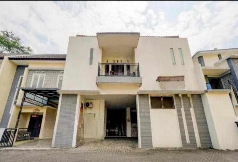 هتل Reddoorz Near Plaza Araya Malang
