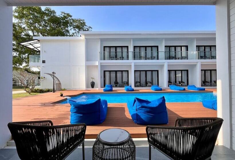 هتل Royal Yao Yai Island Beach Resort