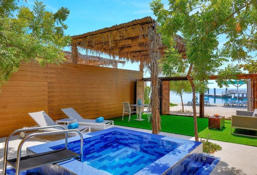 هتل Anantara World Islands Dubai Resort