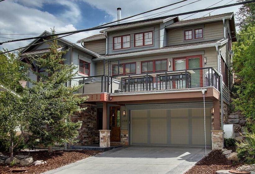 Main Street Escape By Avantstay Stunning Home Right Off Main Street W Hot Tub Large Deck
