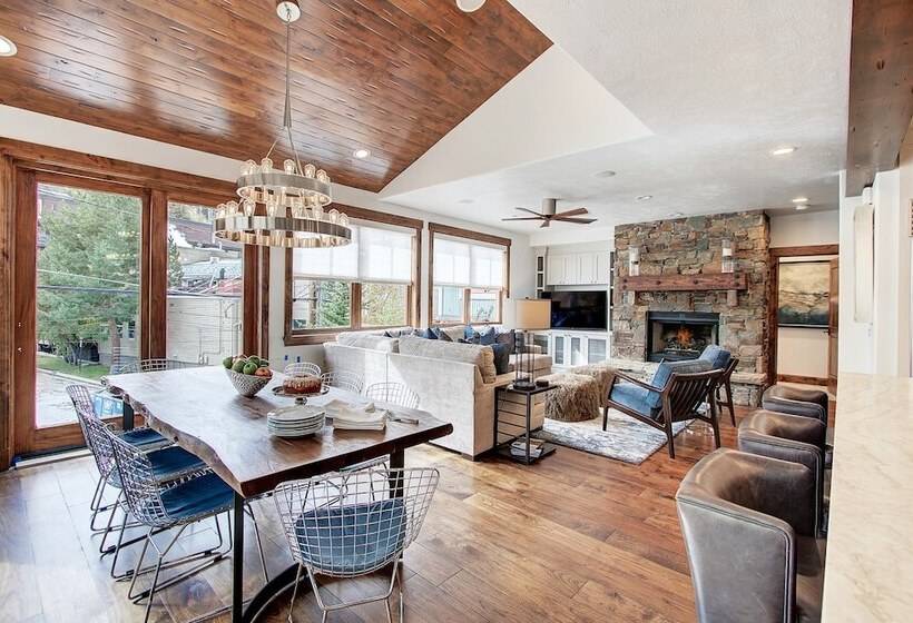 Main Street Escape By Avantstay Stunning Home Right Off Main Street W Hot Tub Large Deck