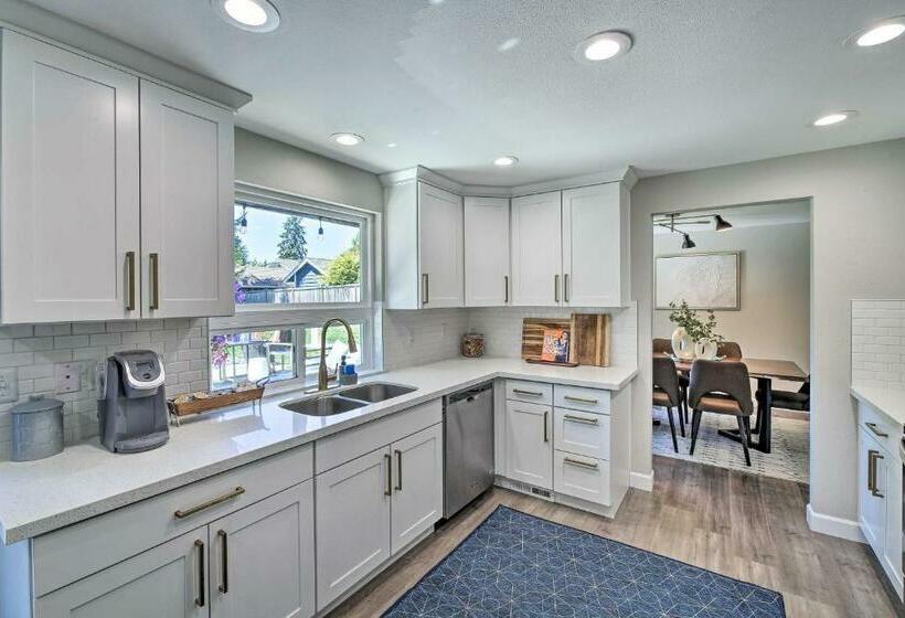 Modern Gem With Beautiful Backyard And Hot Tub!