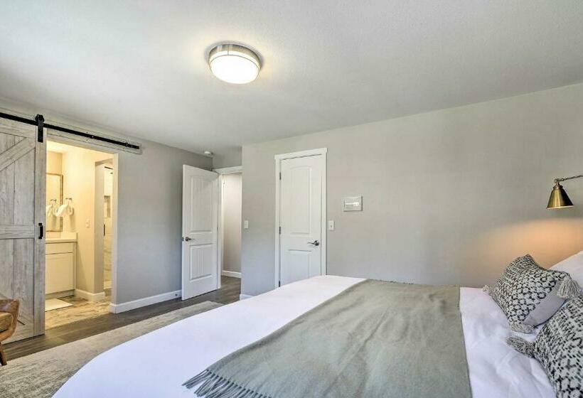 Modern Gem With Beautiful Backyard And Hot Tub!