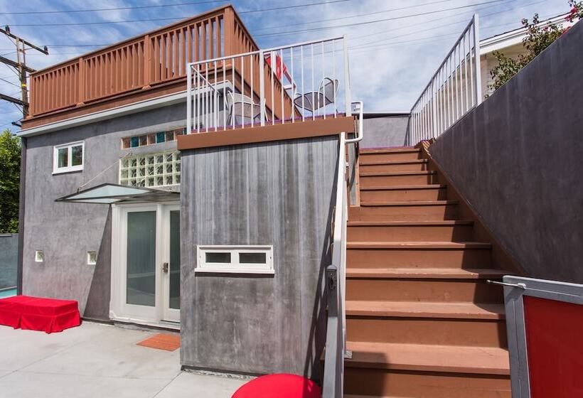 Beverly Hills Modern Guesthouse