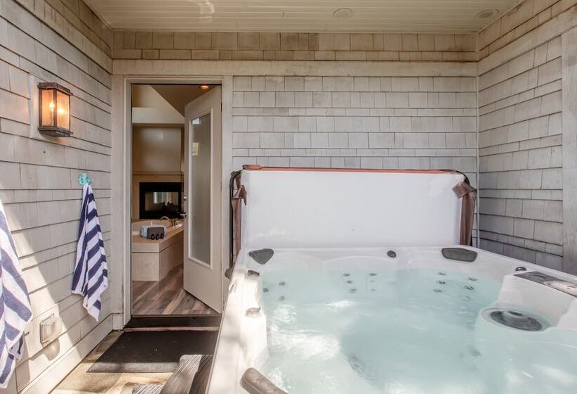 Hot Tub 1 Block To Beachtown Chefs Kitchen Villa Manzanita By Avantstay