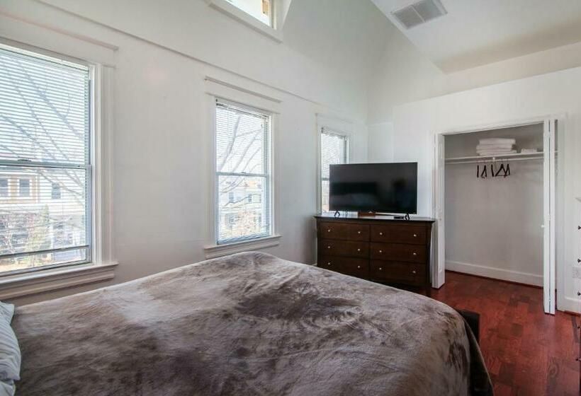 Spacious, Relaxing, 4 Bd 3.5 Ba Home In Petworth!