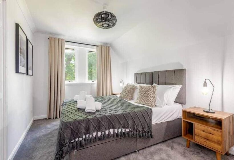 Abbey Villa   Stylish House   Central With Parking