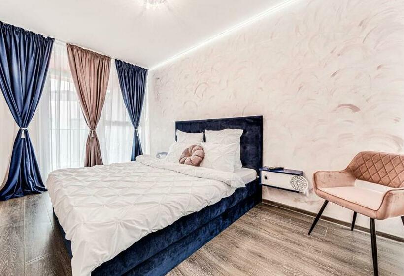 Ari Rose Apartment With Cozy Balcony