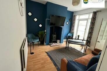 Low Rate For Winter 4 Bedroom House And 3 Baths Near City Centre Coventry With Unlimited Wi Fi
