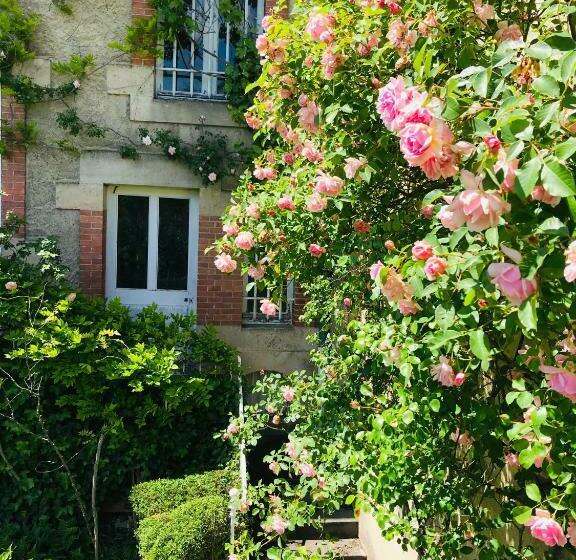 تختخواب و صبحانه La Maison Des Roses