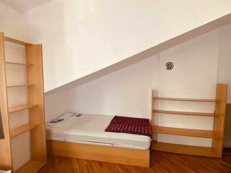 Den Hostel