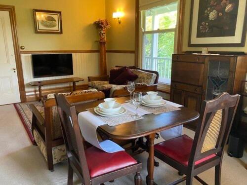 Отель Lottie’s Bed & Breakfast At Fielderberry Farm