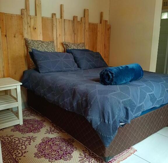 پانسیون 33 On Smuts Selborne