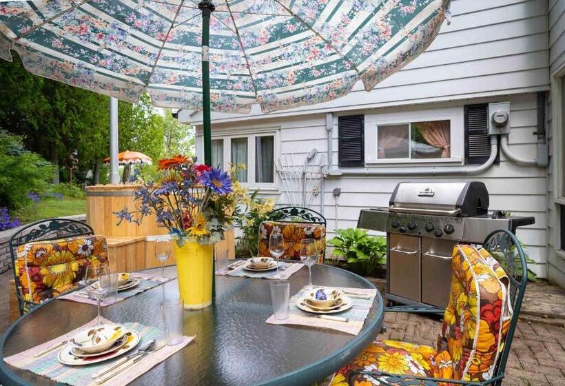 הוסטל Somewhere In Time   Retro Spacious Cottage With Private Sandy Beach