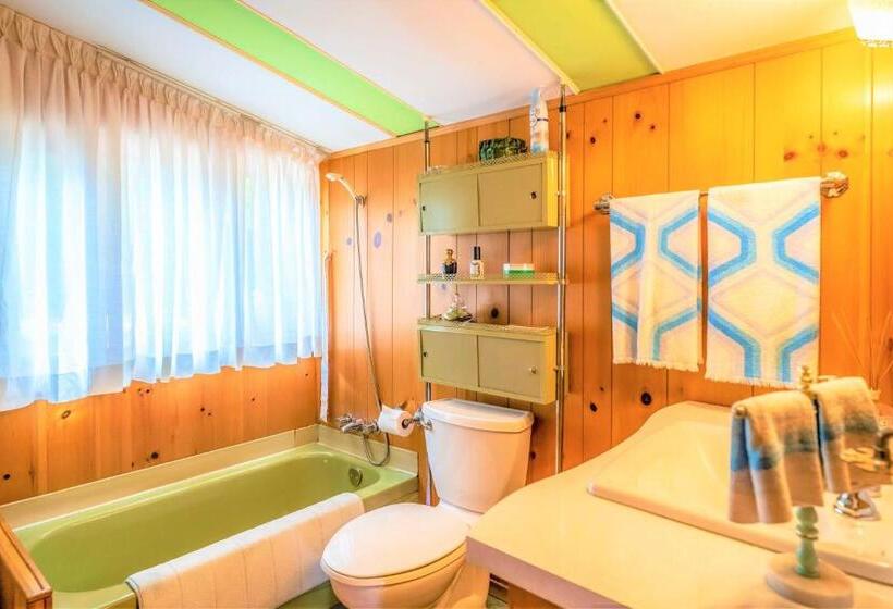 הוסטל Somewhere In Time   Retro Spacious Cottage With Private Sandy Beach