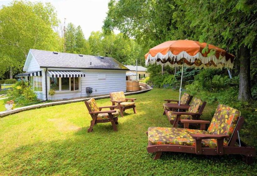 הוסטל Somewhere In Time   Retro Spacious Cottage With Private Sandy Beach