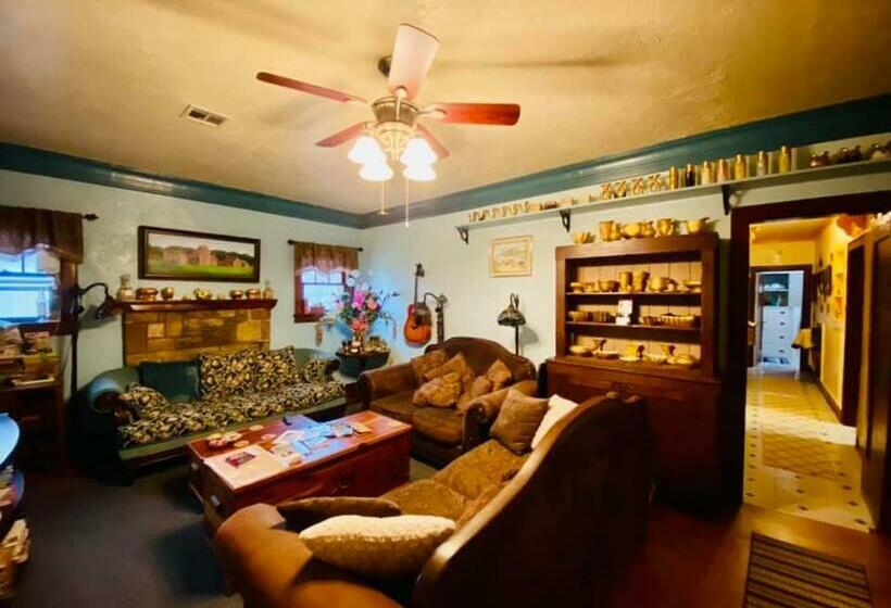 Historic Home Sleeps 4 Adults 1 Mile To Ft. Sill