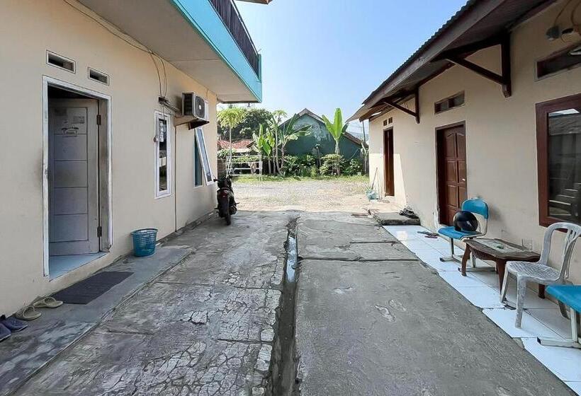 Пансион Reddoorz At Penginapan Bunda