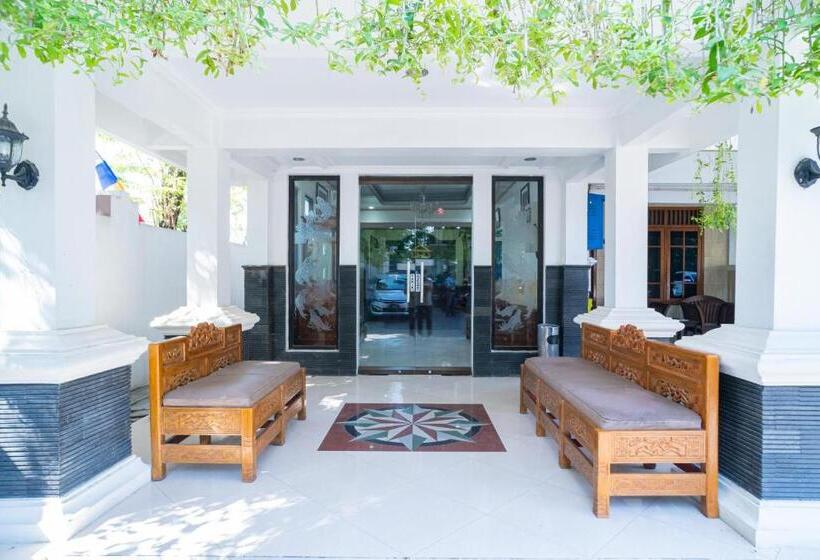 Hotel Reddoorz Plus Syariah @ Jalan Dokter Wahidin Bojonegoro