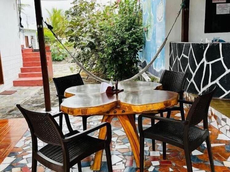 پانسیون Hostal Las Gardenias