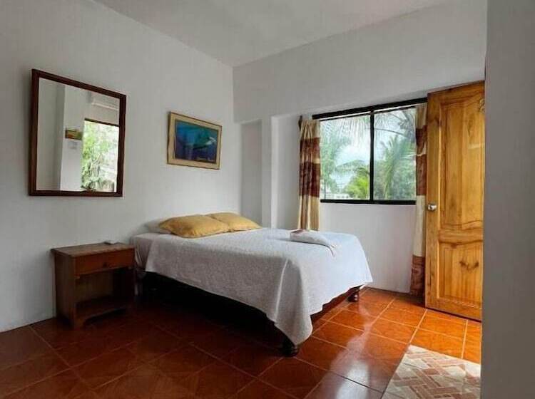 پانسیون Hostal Las Gardenias