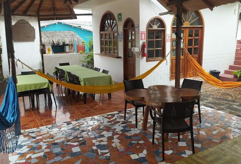 پانسیون Hostal Las Gardenias