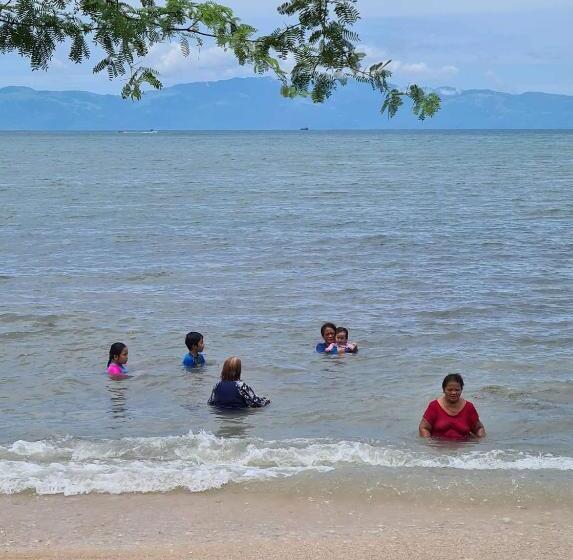 ペンション Calatagan S Bahay Kubo   With Beach Access