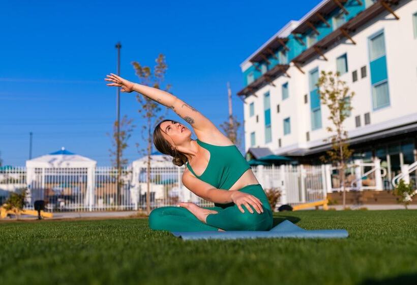 هتل Compass By Margaritaville Medford