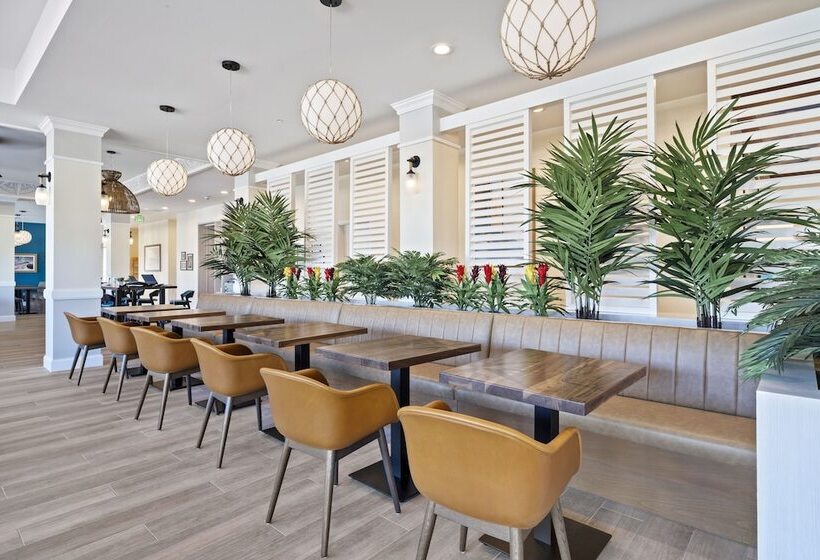 هتل Compass By Margaritaville Medford