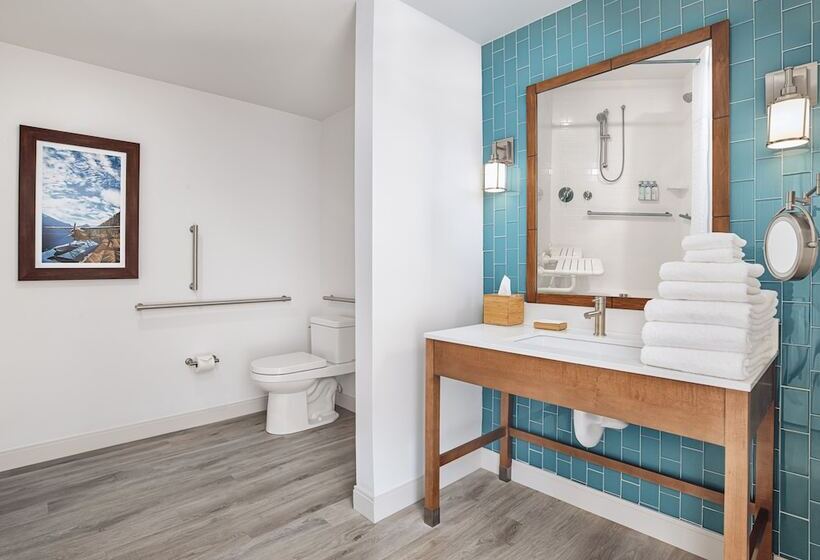 هتل Compass By Margaritaville Medford