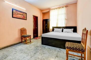 هتل Oyo 87369 R P Rooms Twenty Four