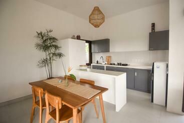 تختخواب و صبحانه Three Palms Surf & Stay Medewi