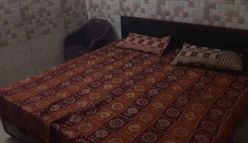 Отель Oyo 90776 Radhika Guest House