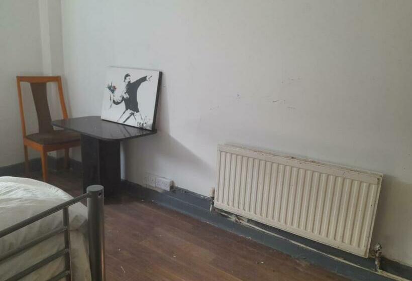 Общежитие Woolwich Backpackers New