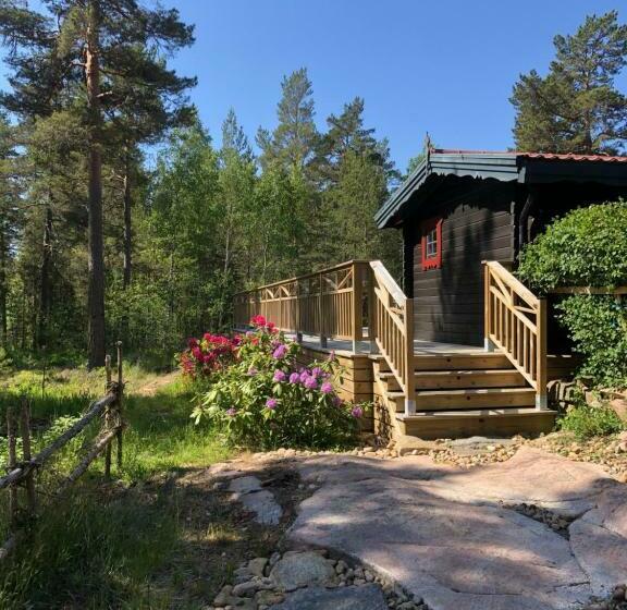 پانسیون Timber Cottages With Jacuzzi And Sauna Near Lake Vänern