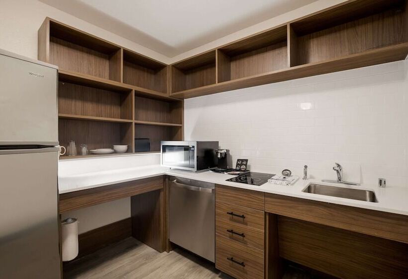 هتل Everhome Suites Corona
