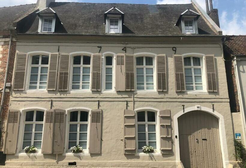 تختخواب و صبحانه Aux Remparts De Montreuil