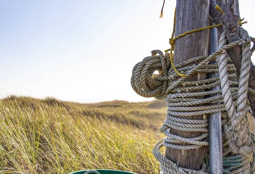 فندق Surfcrest Resort