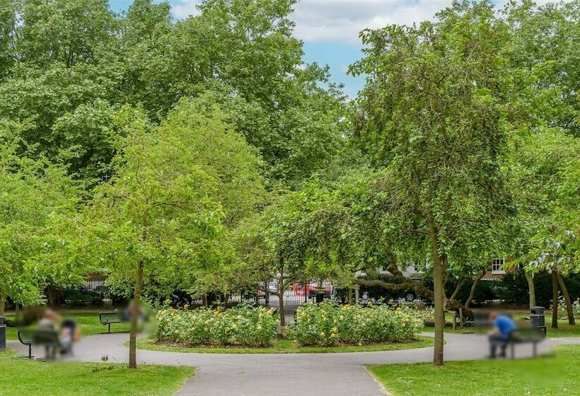 Charming 2 Bed House In London