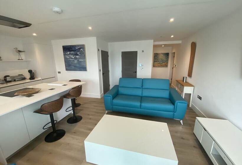 Stunning Cliff Edge Apartment In Newquay