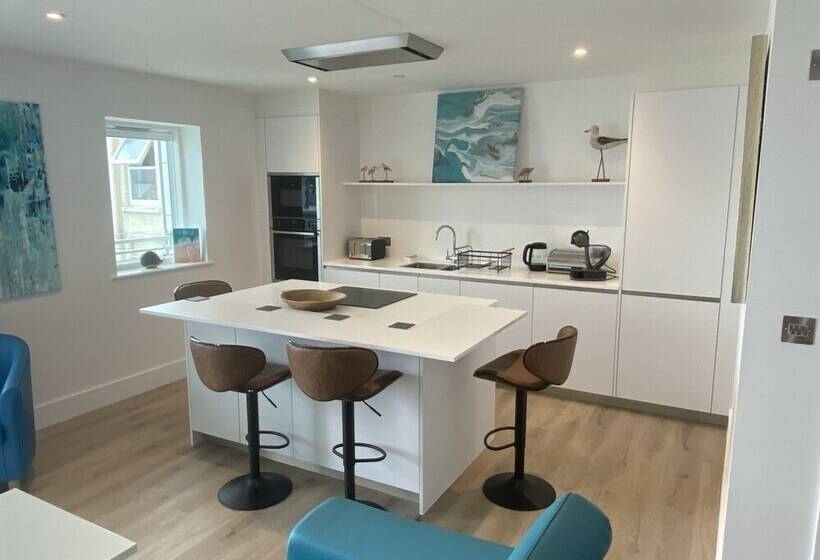 Stunning Cliff Edge Apartment In Newquay