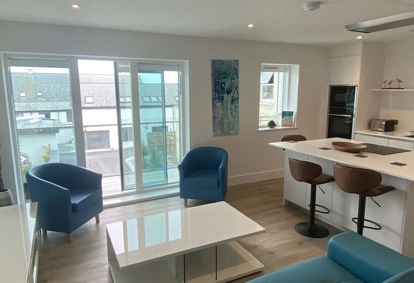 Stunning Cliff Edge Apartment In Newquay