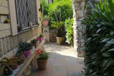 تختخواب و صبحانه Dog House From Pompei Amalfi